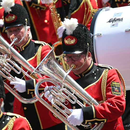 Défilé de fanfares avant le tattoo