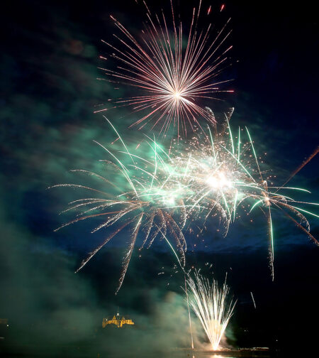 Feu d'artifice symbolisant la fin des festivités du Bouffon