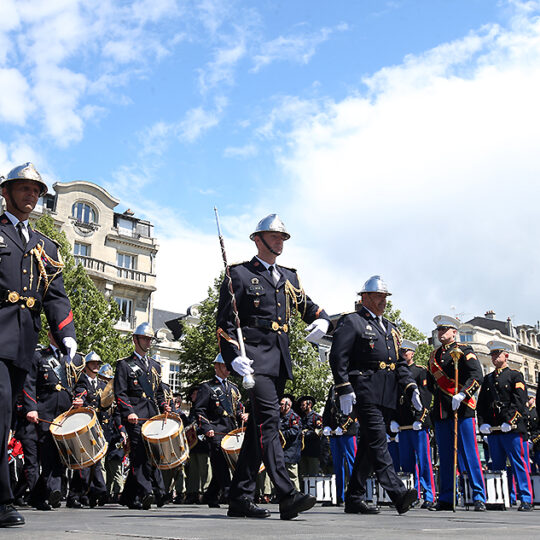 Défilé de fanfares sur la place de l'hôtel de ville de saint-Quentin