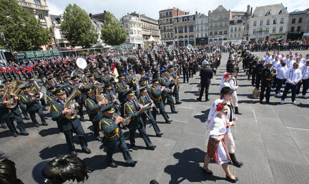 Défilé de fanfares sur la place de l'hôtel de ville de saint-Quentin