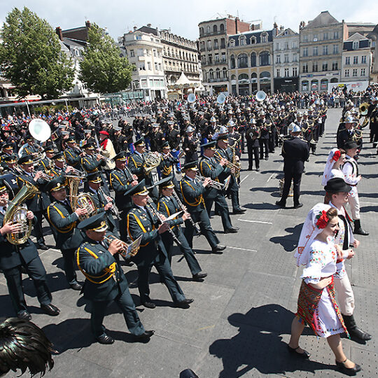 Défilé de fanfares sur la place de l'hôtel de ville de saint-Quentin