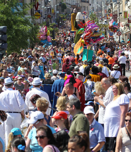 Les géants remontent la rue d'Isle