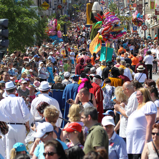 Les géants remontent la rue d'Isle